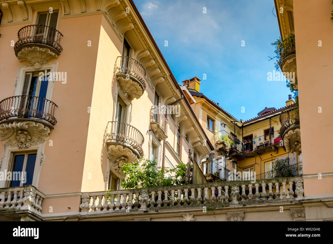 Bellissimo appartamento ornati edificio con balconi e giardini lungo Via IV Marzo , Torino , Italia Foto Stock