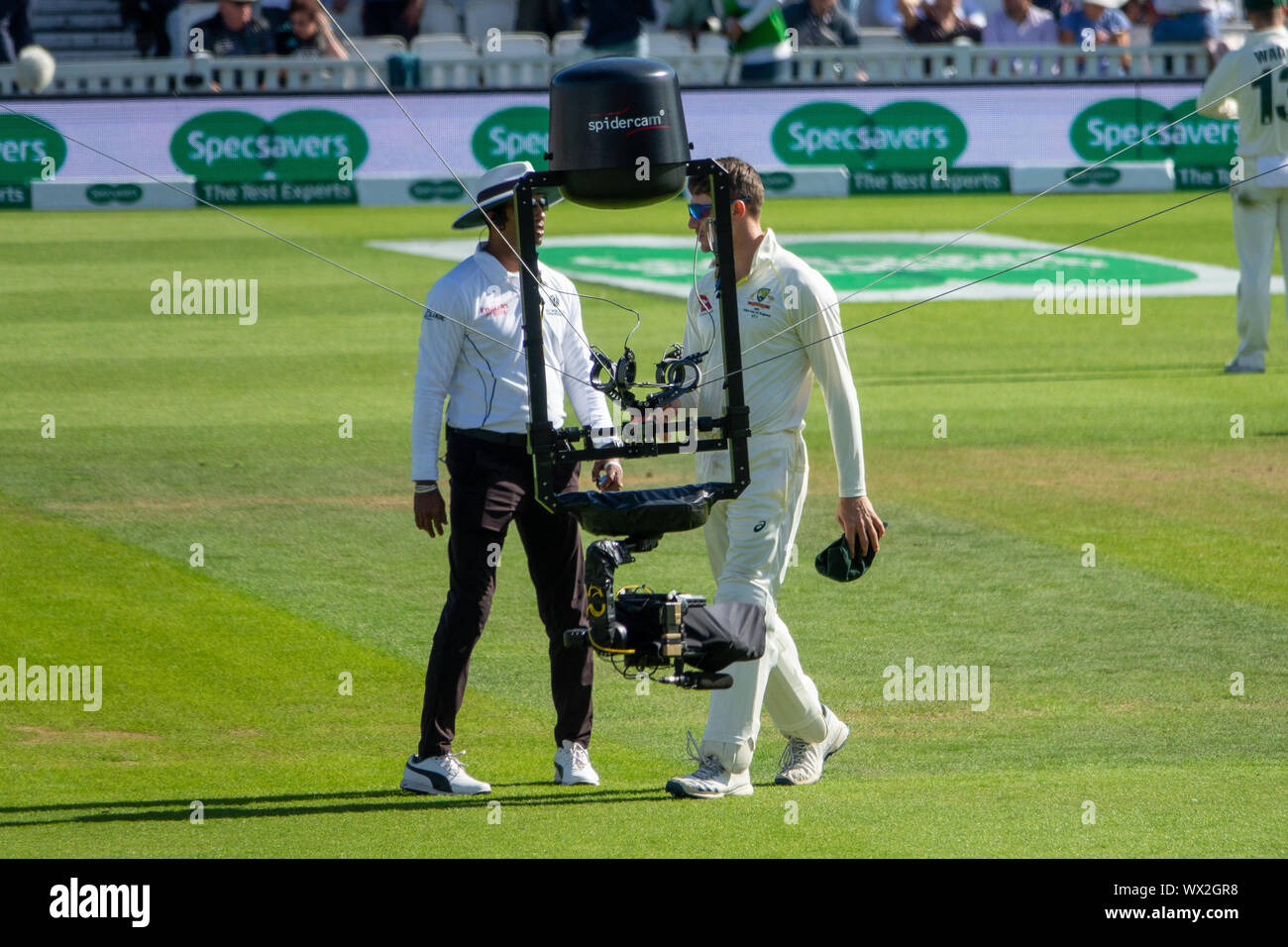 Spidercam al ovale per l'Inghilterra. v Australia Test Match.La Spidercam è un sistema che consente la pellicola e telecamere per muoversi sia verticalmente che orizzontalmente su una zona prestabilita, tipicamente il campo di gioco di un evento sportivo come un campo da cricket, campo di calcio o un campo da tennis. Il nome Spidercam è un marchio. Foto Stock