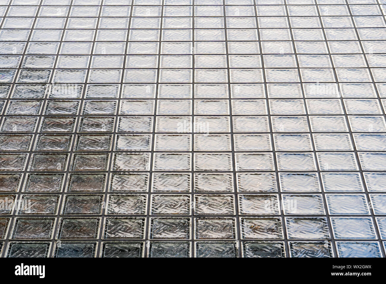 Primo piano della facciata in blocchi di vetro. Foto Stock