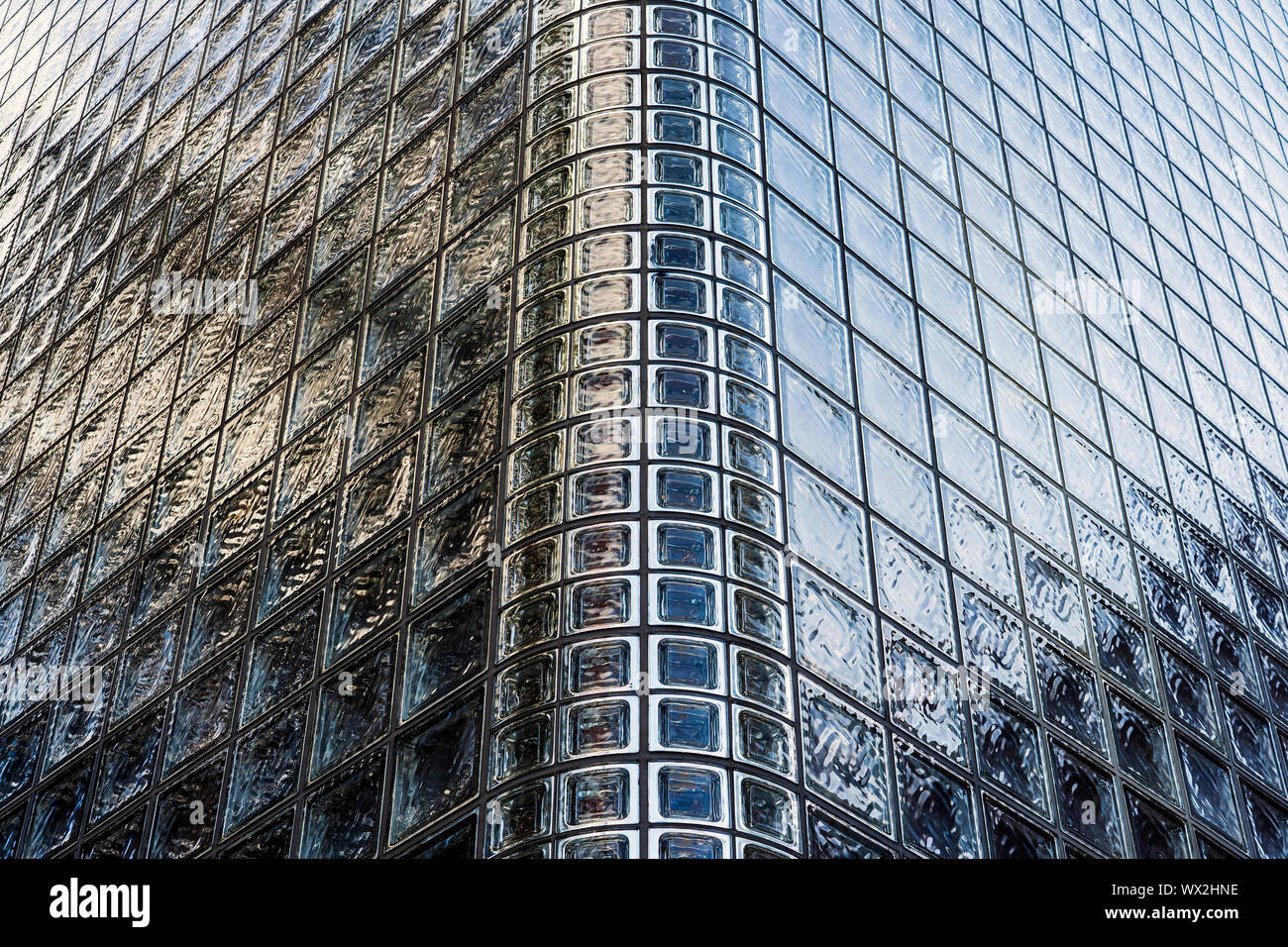 Vista ingrandita di blocchi di vetro. Angolo dell'edificio, costituito da mattoni in vetro. Foto Stock