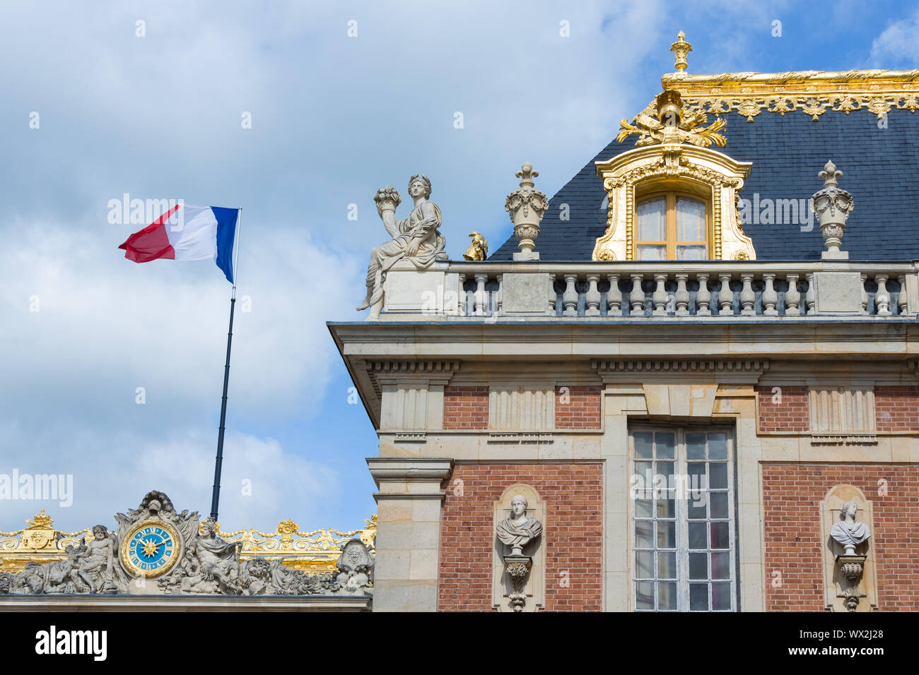 Dettagli del tetto con la bandiera del Palace Versailles vicino a Parigi, Francia Foto Stock