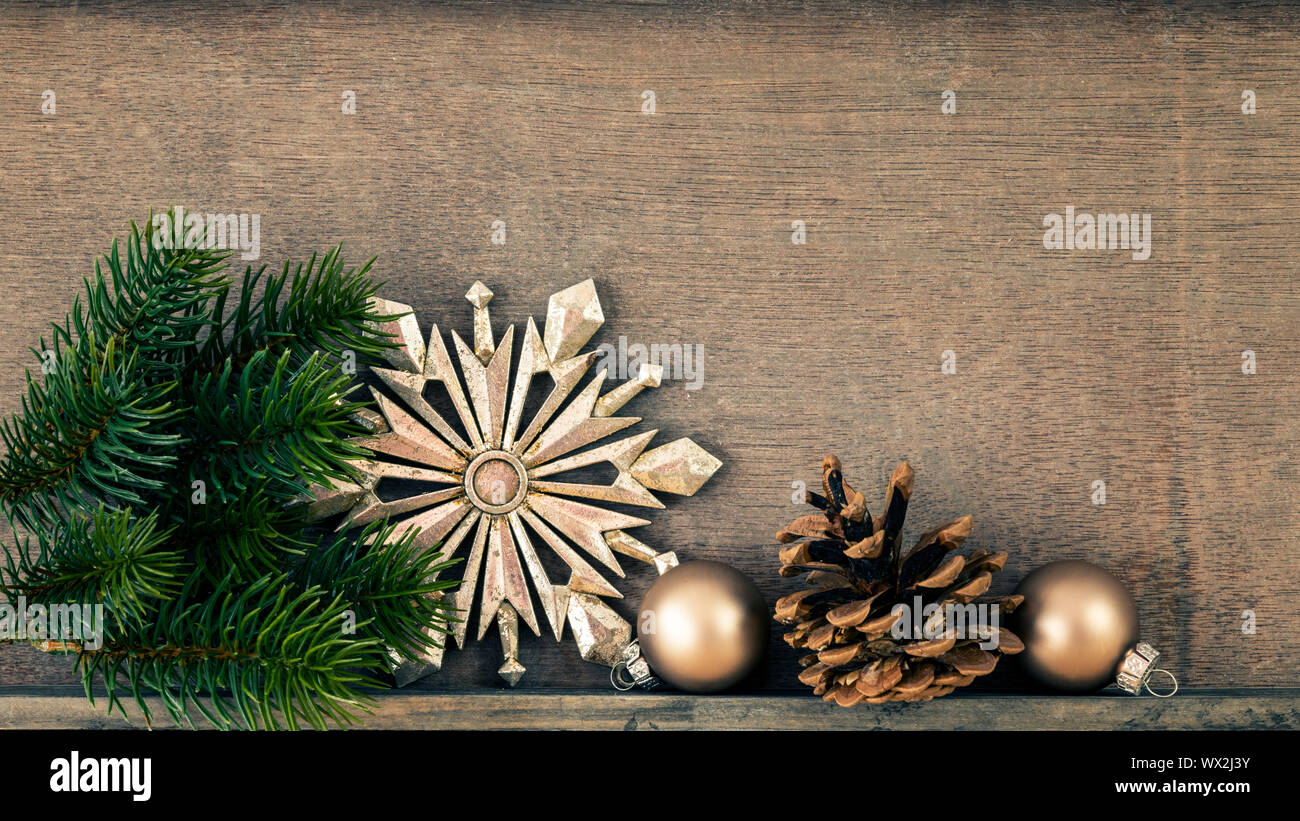 Decorazione di Natale palle di vetro con il simbolo del fiocco di neve stella ramoscello e cono di pino Foto Stock