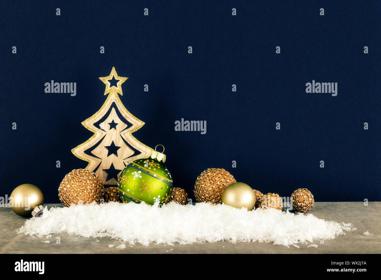 Decorazione di Natale sfondo scuro con struttura in legno delle palline di vetro e neve Foto Stock