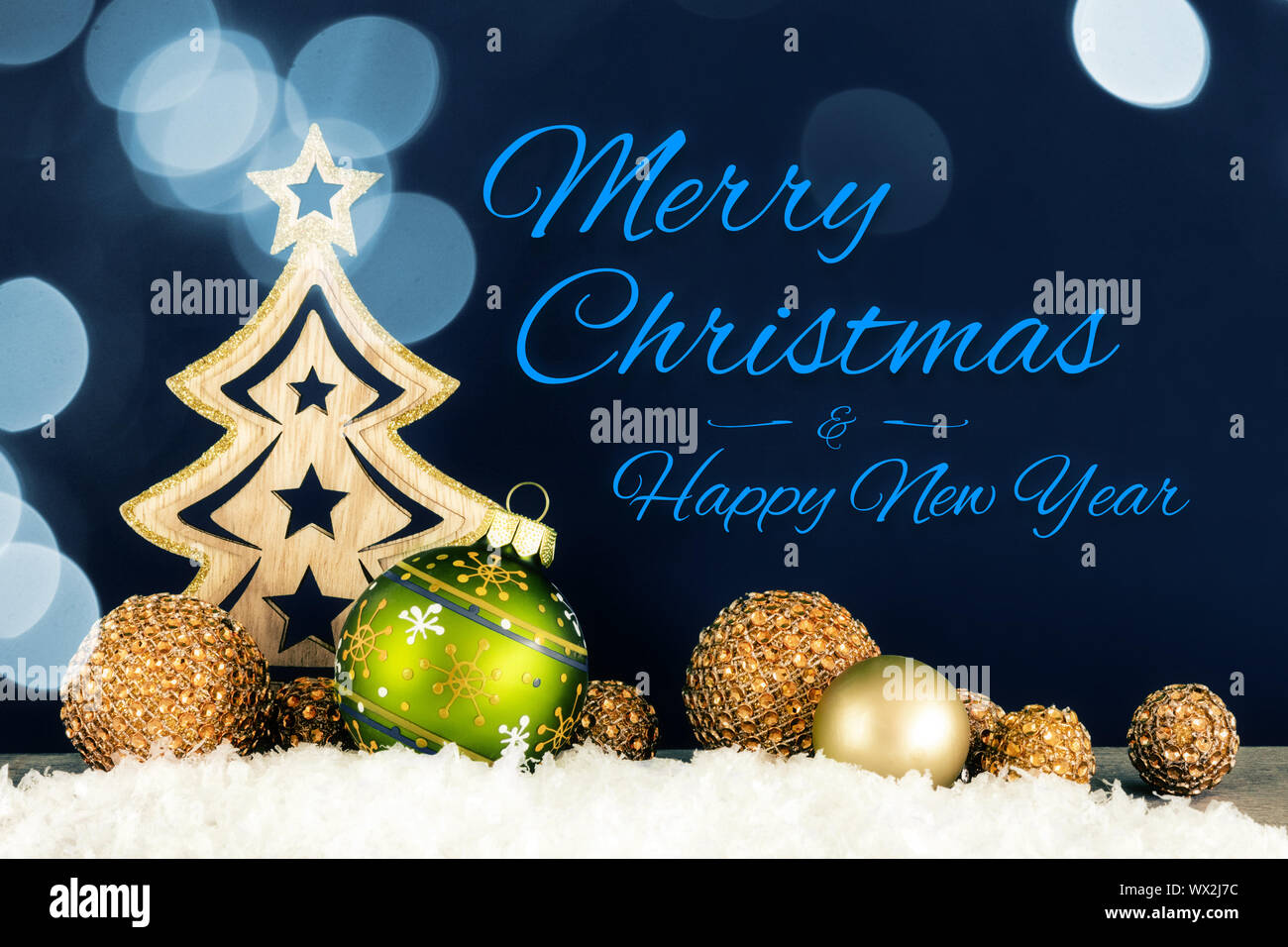 Decorazione di Natale sfondo scuro con struttura in legno delle palline di vetro e neve Foto Stock