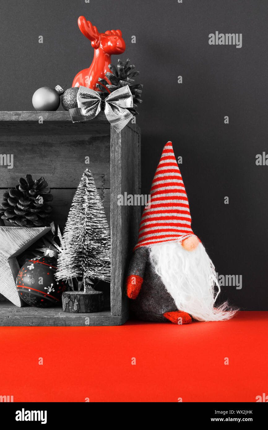 Decorazione di Natale cervi figura e gnome in una scatola di legno sfondo Foto Stock