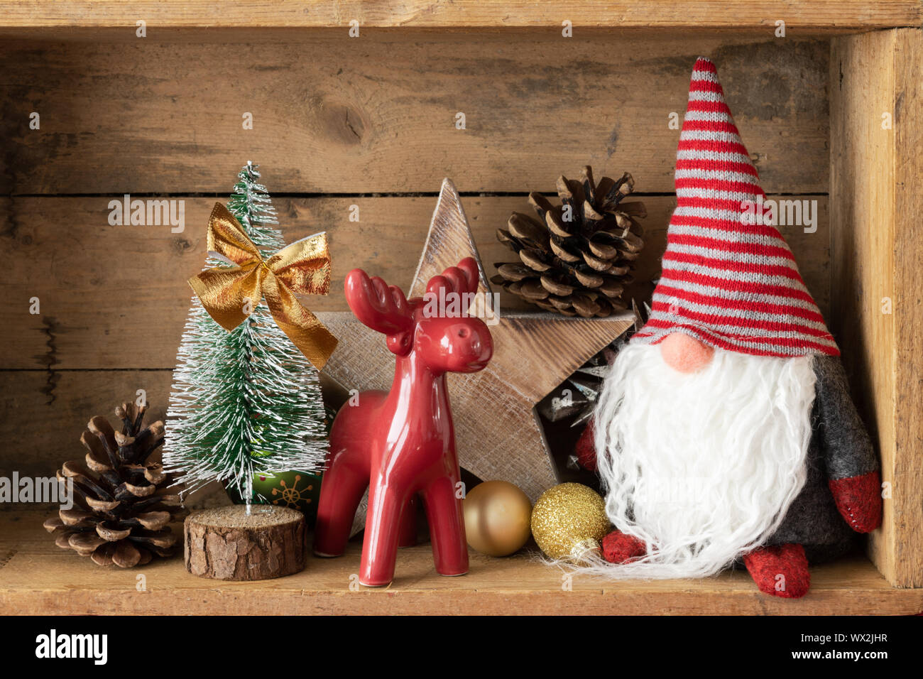 Decorazione di Natale cervi figura e gnome in una scatola di legno sfondo Foto Stock