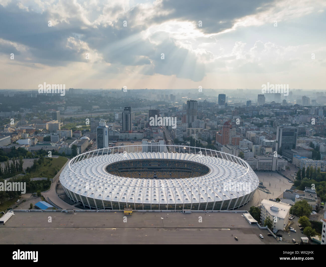 Kiev, Ucraina - 19 luglio, 2018. National Sports Complex Olympic Stadium NSC Olimpiysky. Viev panoramica da fuco del paesaggio urbano di un Foto Stock