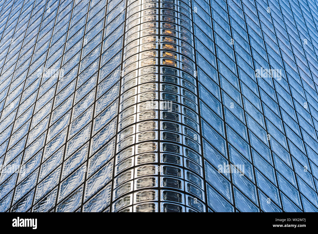 Vista ingrandita di blocchi di vetro. Angolo dell'edificio, costituito da mattoni in vetro. Foto Stock