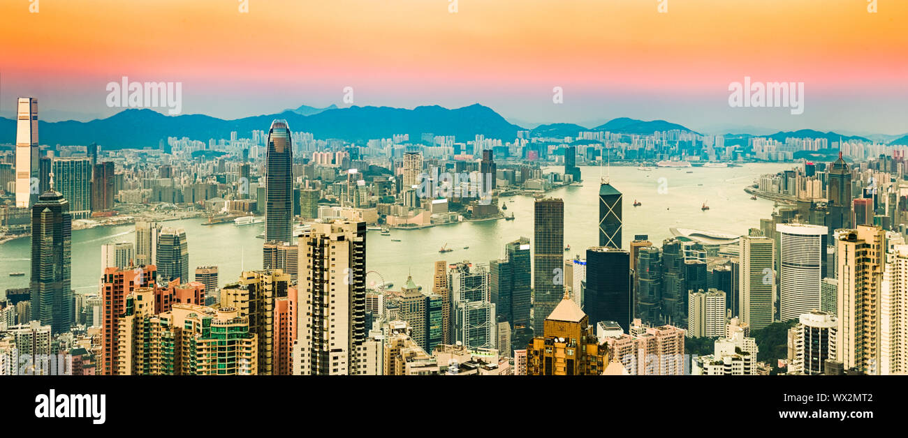 Skyline di Hong Kong al tramonto. Panorama Foto Stock