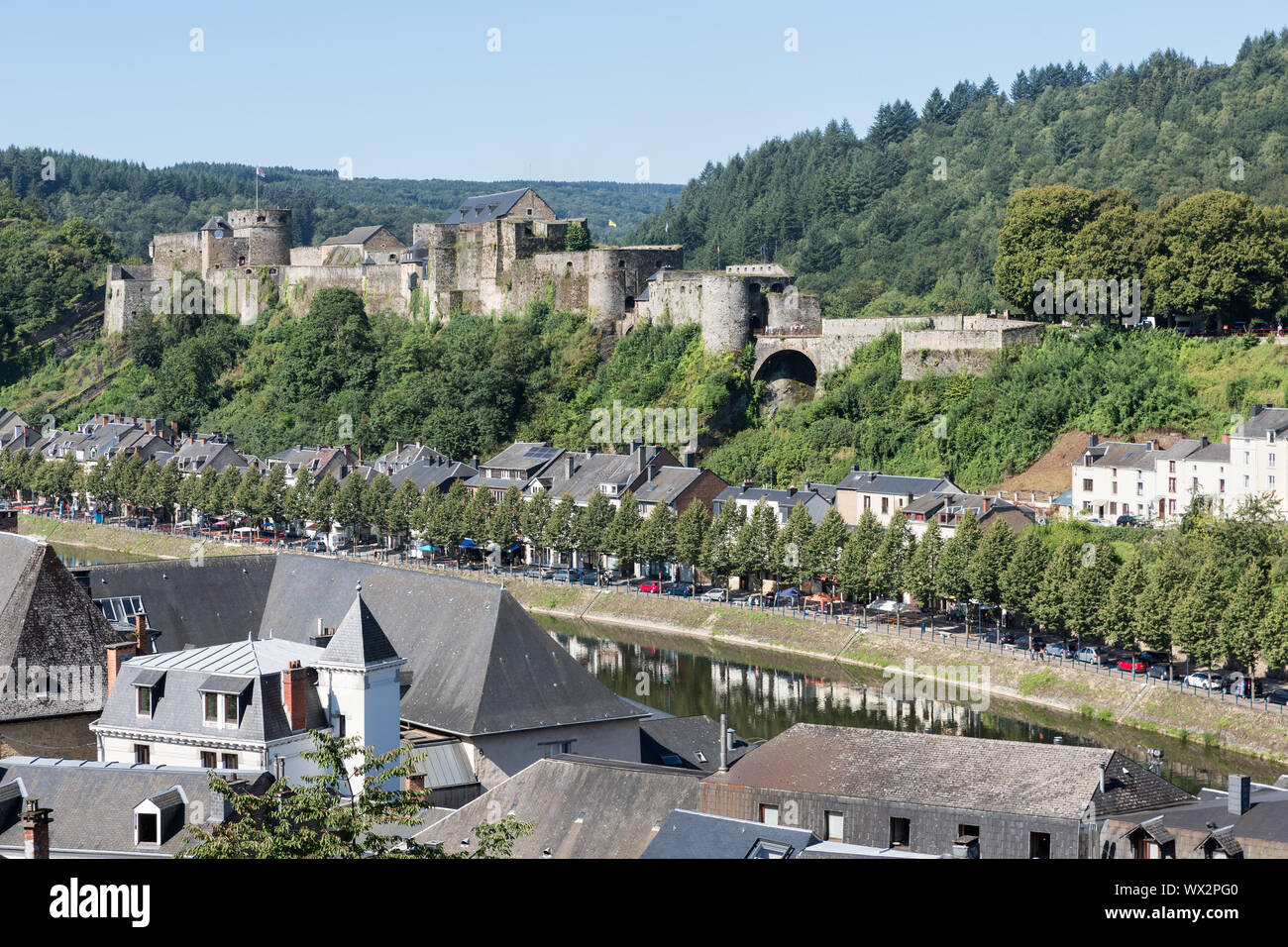 Vista aerea Bouillon con castello medievale lungo il fiume Semois in Belgio Foto Stock