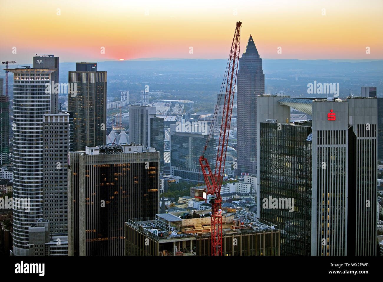 Vista dalla Torre principale per la costruzione nel quartiere finanziario di sera, Frankfurt am Main Foto Stock
