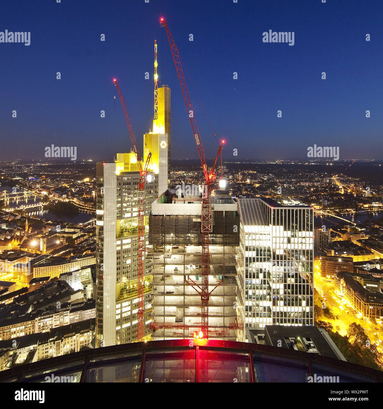 Sito in costruzione nel quartiere finanziario accanto a Commerzbank in serata, Frankfurt am Main Foto Stock