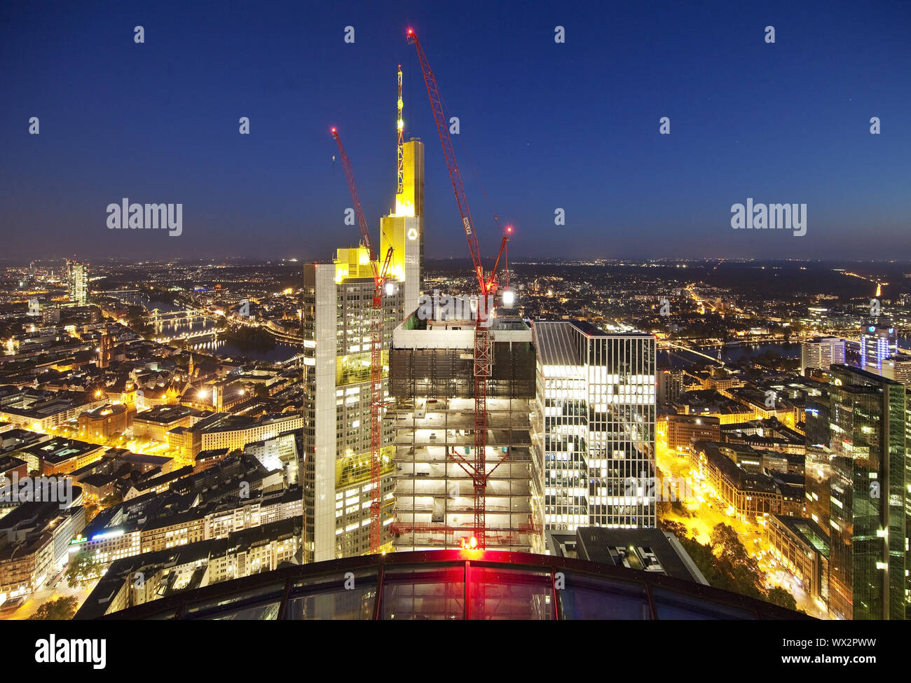 Sito in costruzione nel quartiere finanziario accanto a Commerzbank in serata, Frankfurt am Main Foto Stock