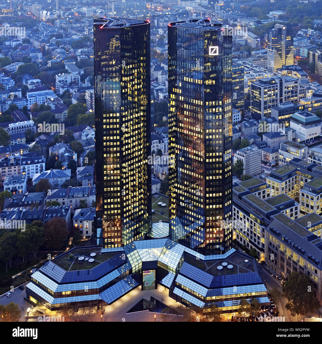 Edifici di Deutsche Bank di sera, Frankfurt am Main, Hesse, Germania, Europa Foto Stock