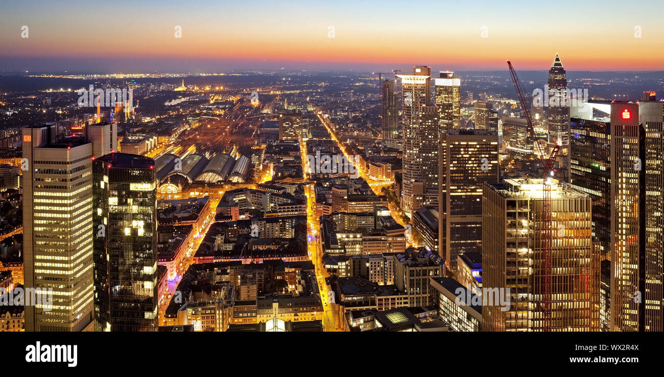 Vista dalla Torre principale alla città nella luce della sera, Frankfurt am Main, Hesse, Germania, Europa Foto Stock