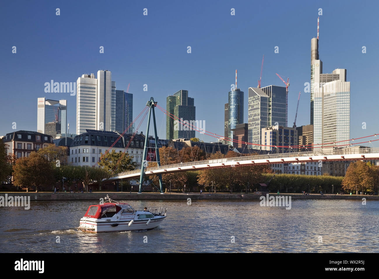 Vista città con tempo libero barca sul fiume Main, il distretto bancario in background, Frankfurt am Main Foto Stock