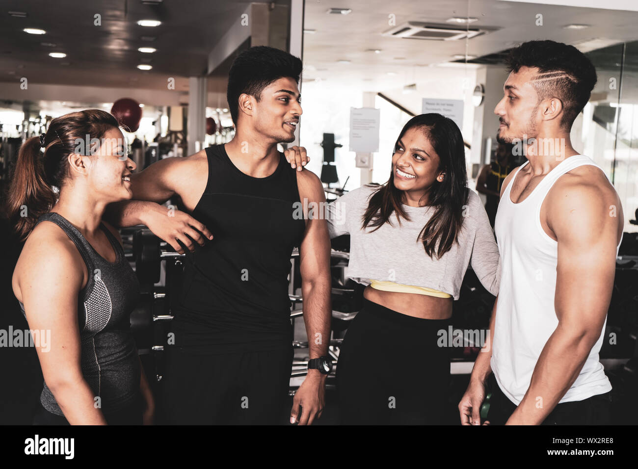 Gruppo di asian l uomo e la donna nel mondo dello sport outfit seduto e parlare dopo excerise fitness. Sport fitness lifestyle concept. Foto Stock