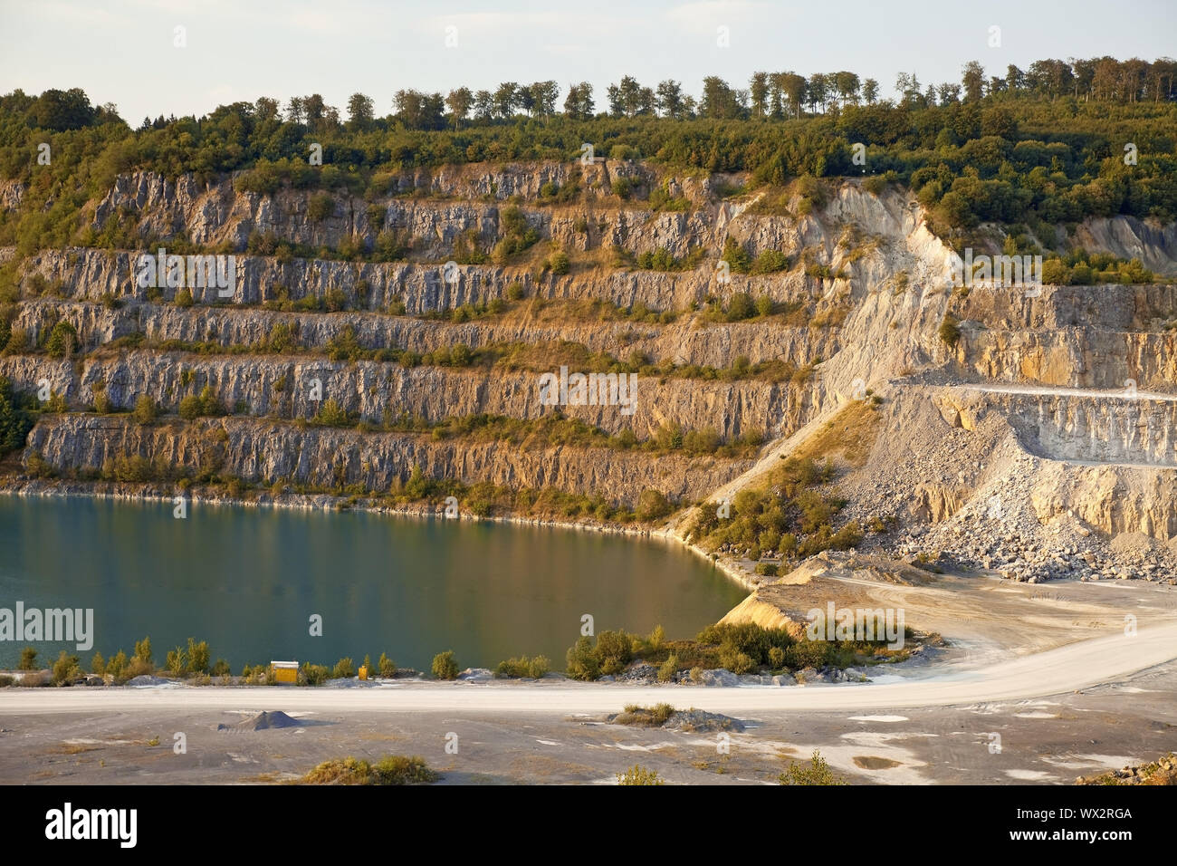 Il lago in una cava di pietra calcarea di di Hoennetal, Balve, Renania settentrionale-Vestfalia, Germania, Europa Foto Stock