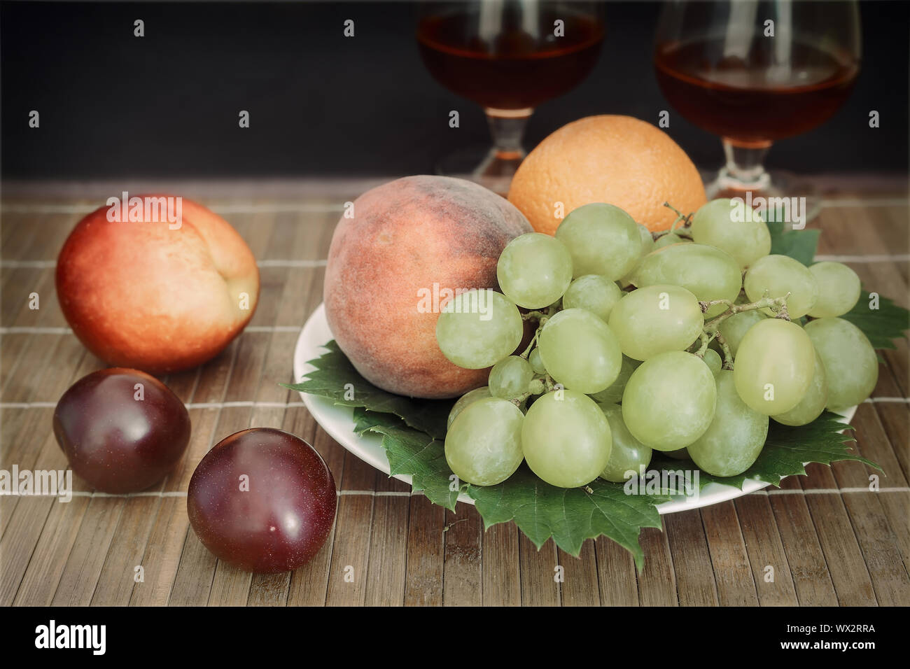 Ancora in vita: bicchiere di vino e frutta. Foto Stock