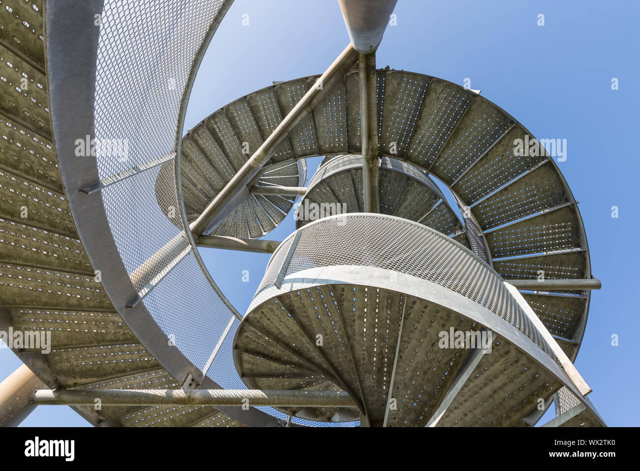 Torre di avvistamento fatta di scale a chiocciola vicino aeroporto di Lelystad, Paesi Bassi Foto Stock