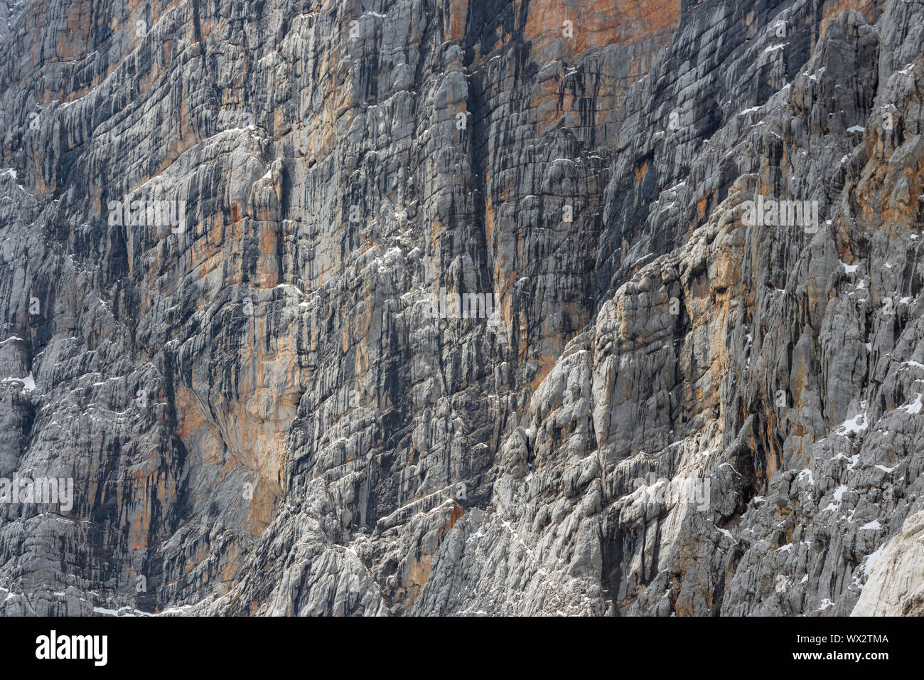 Vista in verticale del versante austriaco delle Alpi Dachstein Foto Stock