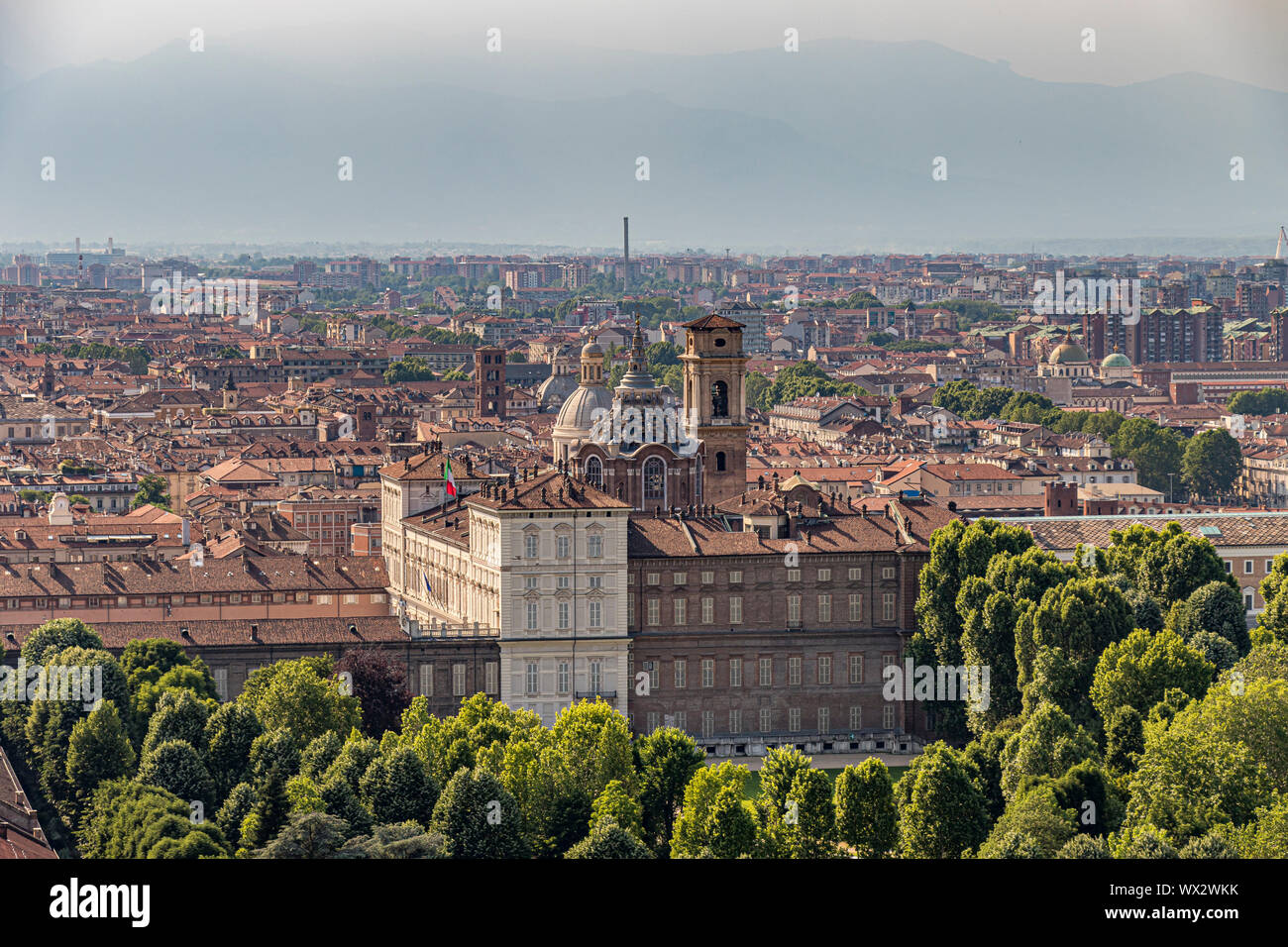 Vista aerea di Torino dall'area di visualizzazione della Mole Antonelliana ,un simbolo architettonico della città di Torino , Italia Foto Stock