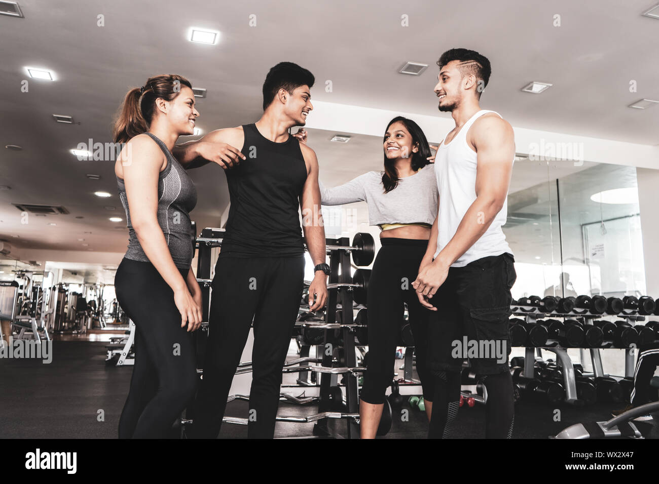 Gruppo di asian l uomo e la donna nel mondo dello sport outfit seduto e parlare dopo excerise fitness. Sport fitness lifestyle concept. Foto Stock