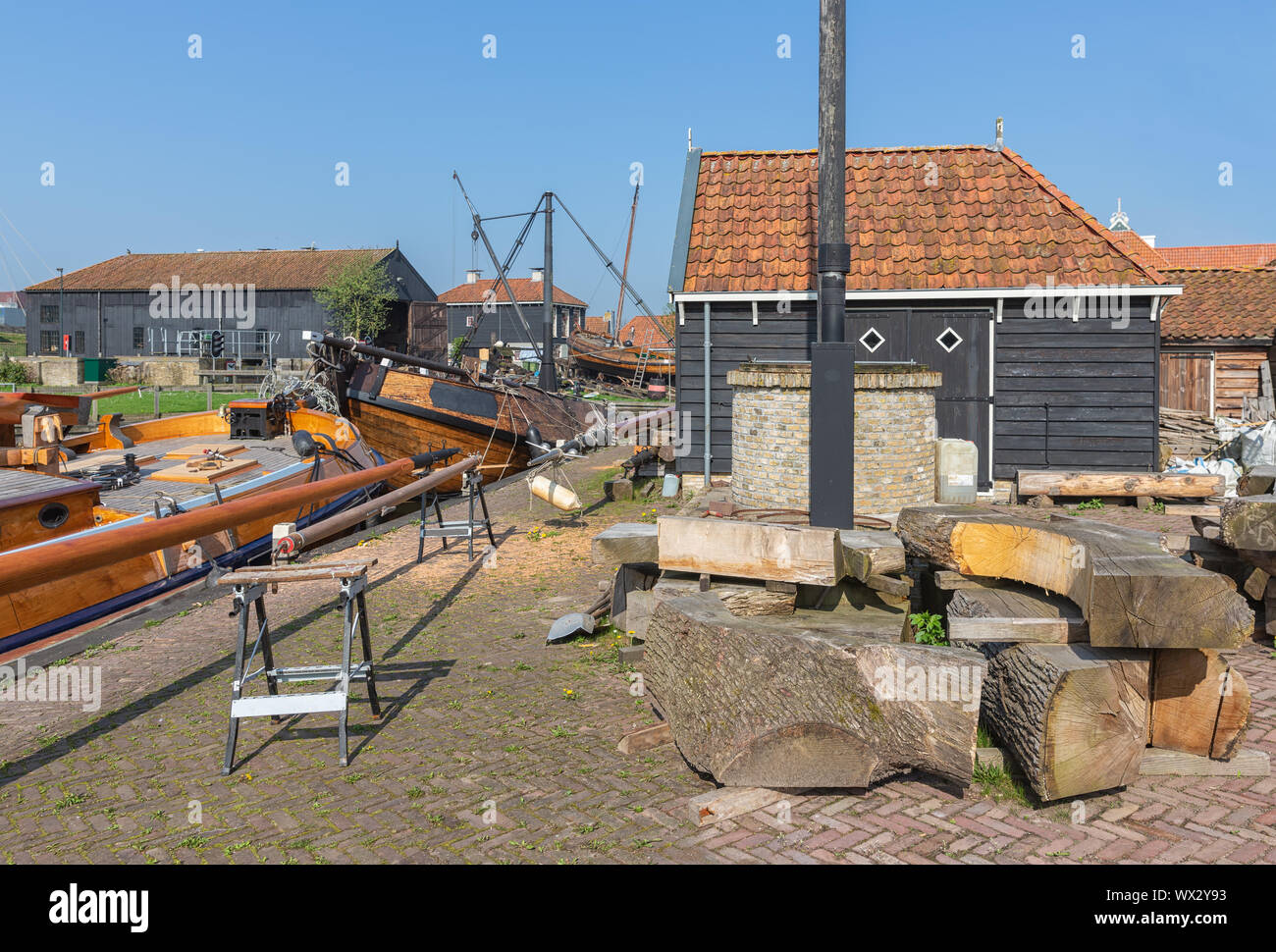 Navi storiche ancorato vicino cantiere in porto villaggio olandese di Workum Foto Stock