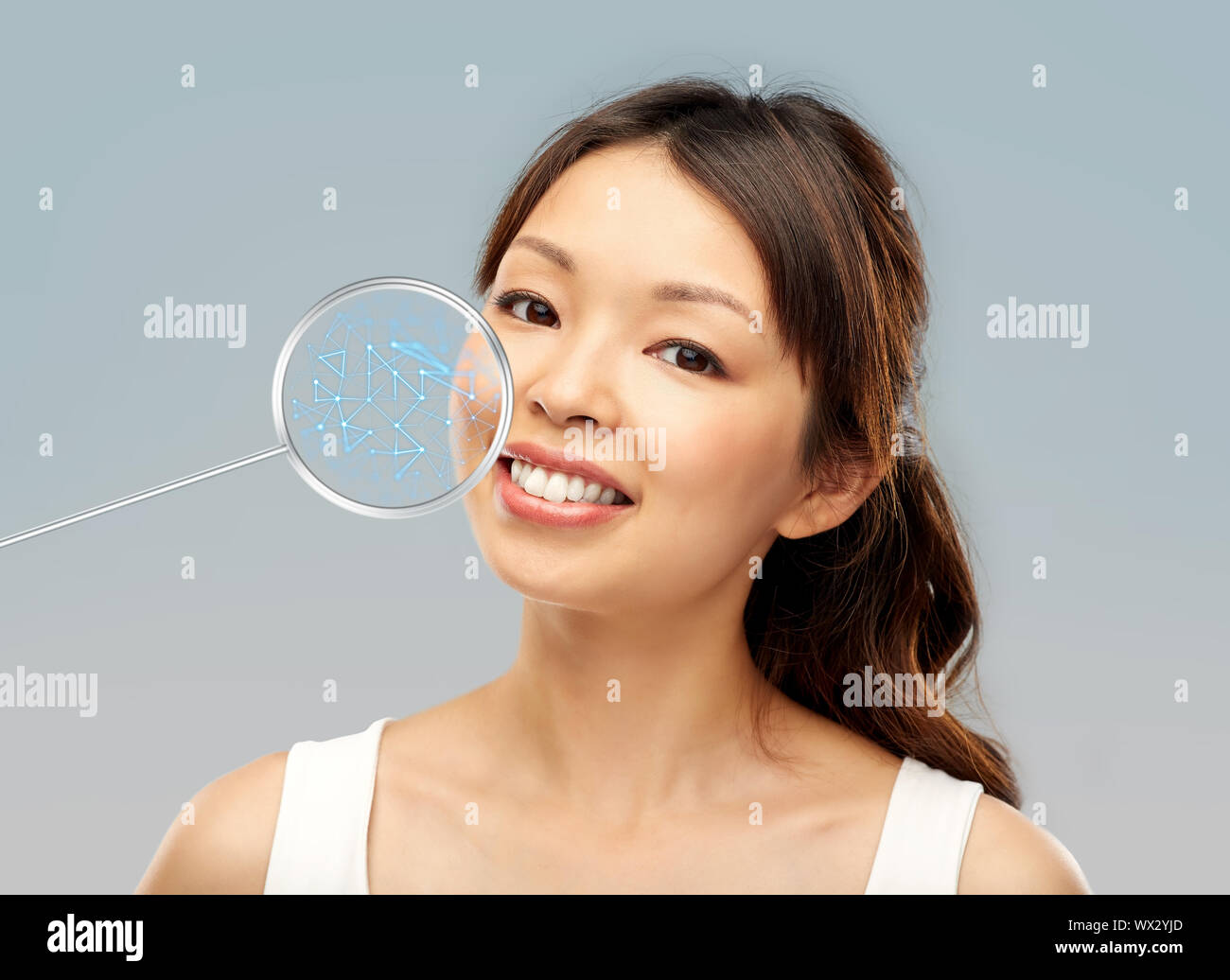 Faccia di sorridenti giovane donna asiatica Foto Stock
