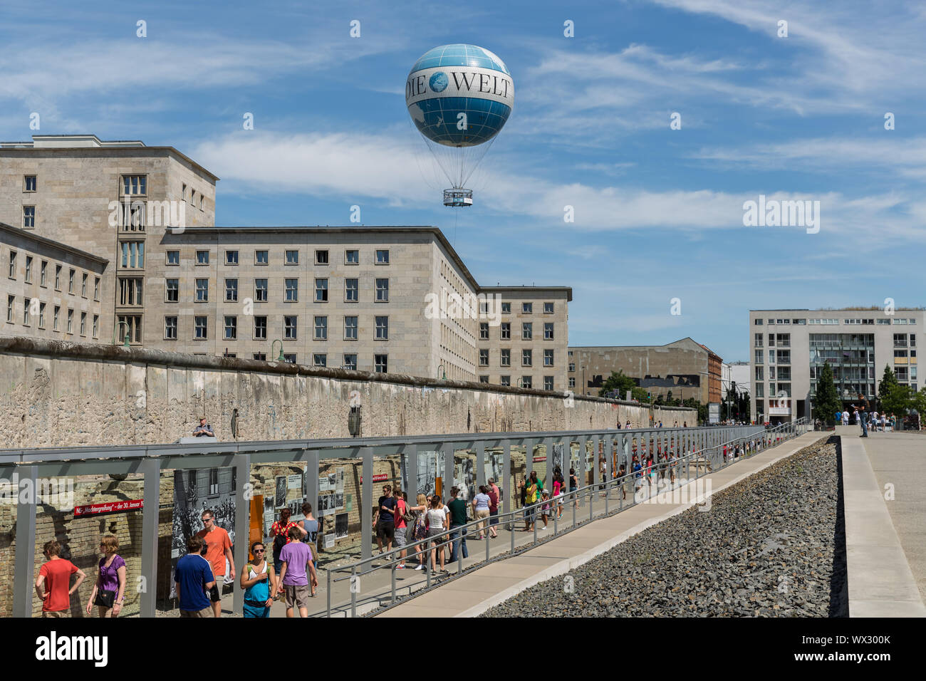 Resti del muro di Berlino e Welt palloncino a Berlino, Germania Foto Stock