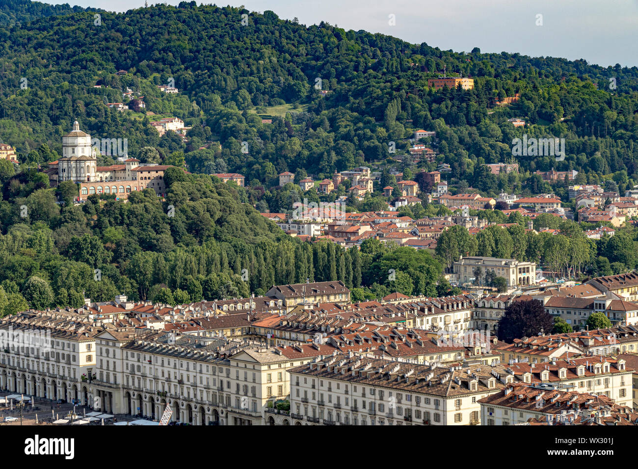 Vista aerea di Torino dall'area di visualizzazione della Mole Antonelliana ,un simbolo architettonico della città di Torino , Italia Foto Stock