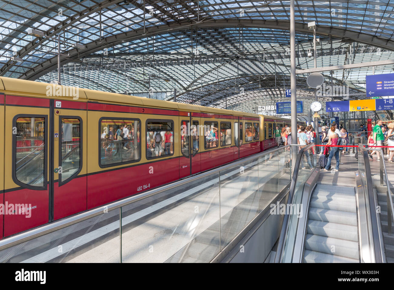 I pendolari sono in viaggio con il treno alla stazione centrale di Berlino Foto Stock