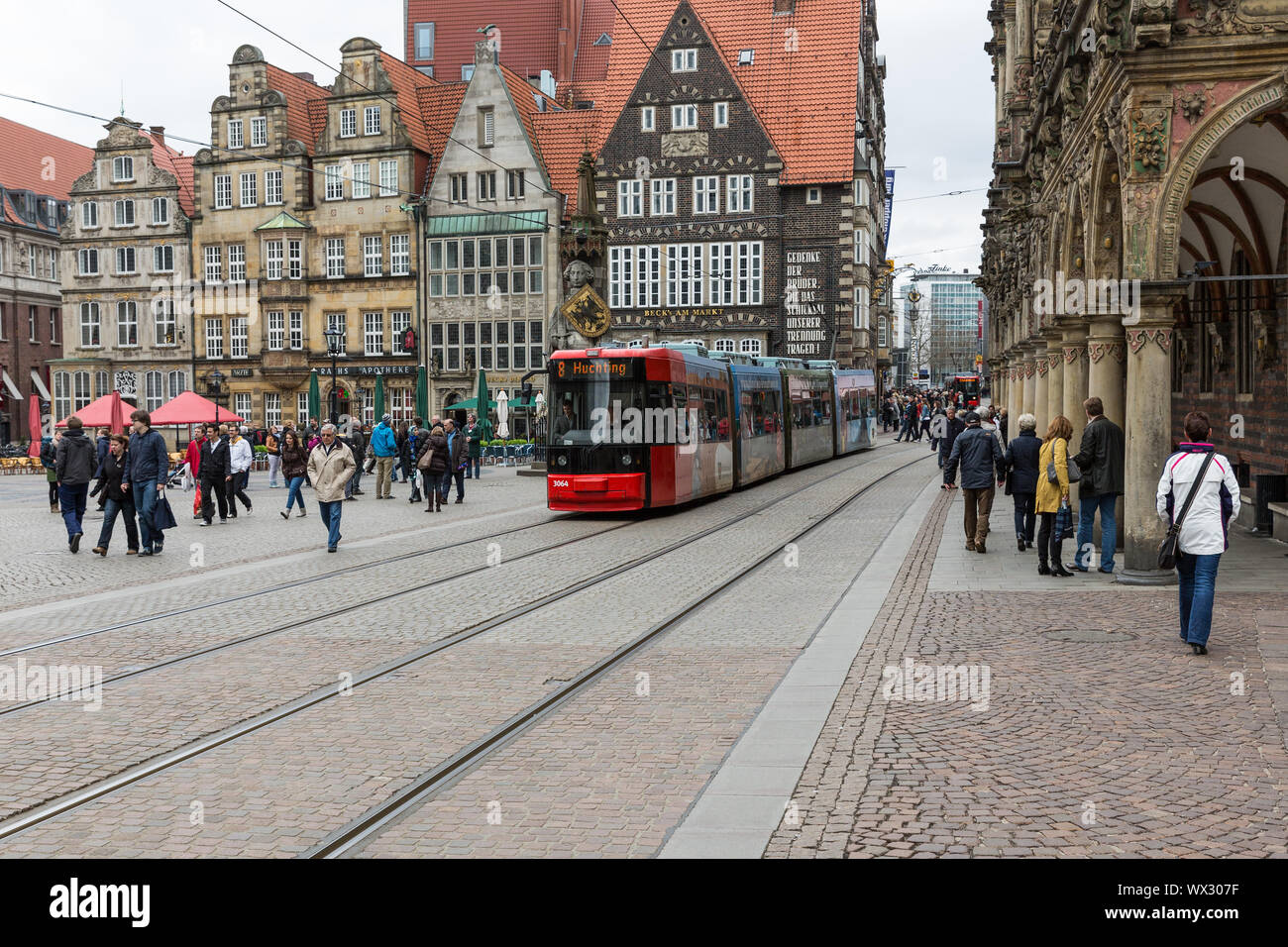 Persone sconosciute al mercato della città di Brema, Germania Foto Stock