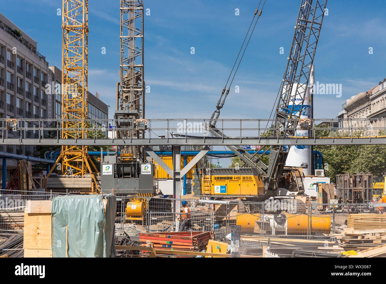 Sito in costruzione con lavoratori realizzazione nuova metropolitana di Berlino, Germania Foto Stock