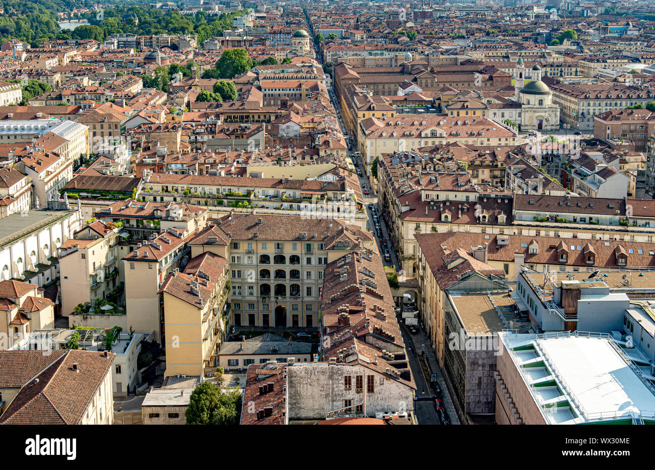 Vista aerea di Torino dall'area di visualizzazione della Mole Antonelliana ,un simbolo architettonico della città di Torino , Italia Foto Stock