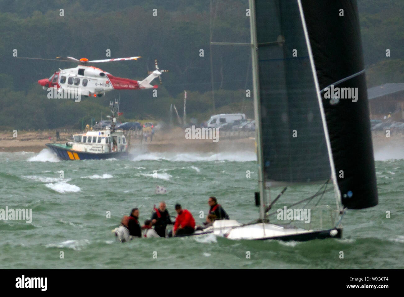 SAR,l'aria,mare,salvataggio,heilcopter,l'Solent,Southampton,porto,avviare,escort,yacht,barca,canottaggio,Cowes, Isle of Wight, England, Regno Unito Foto Stock