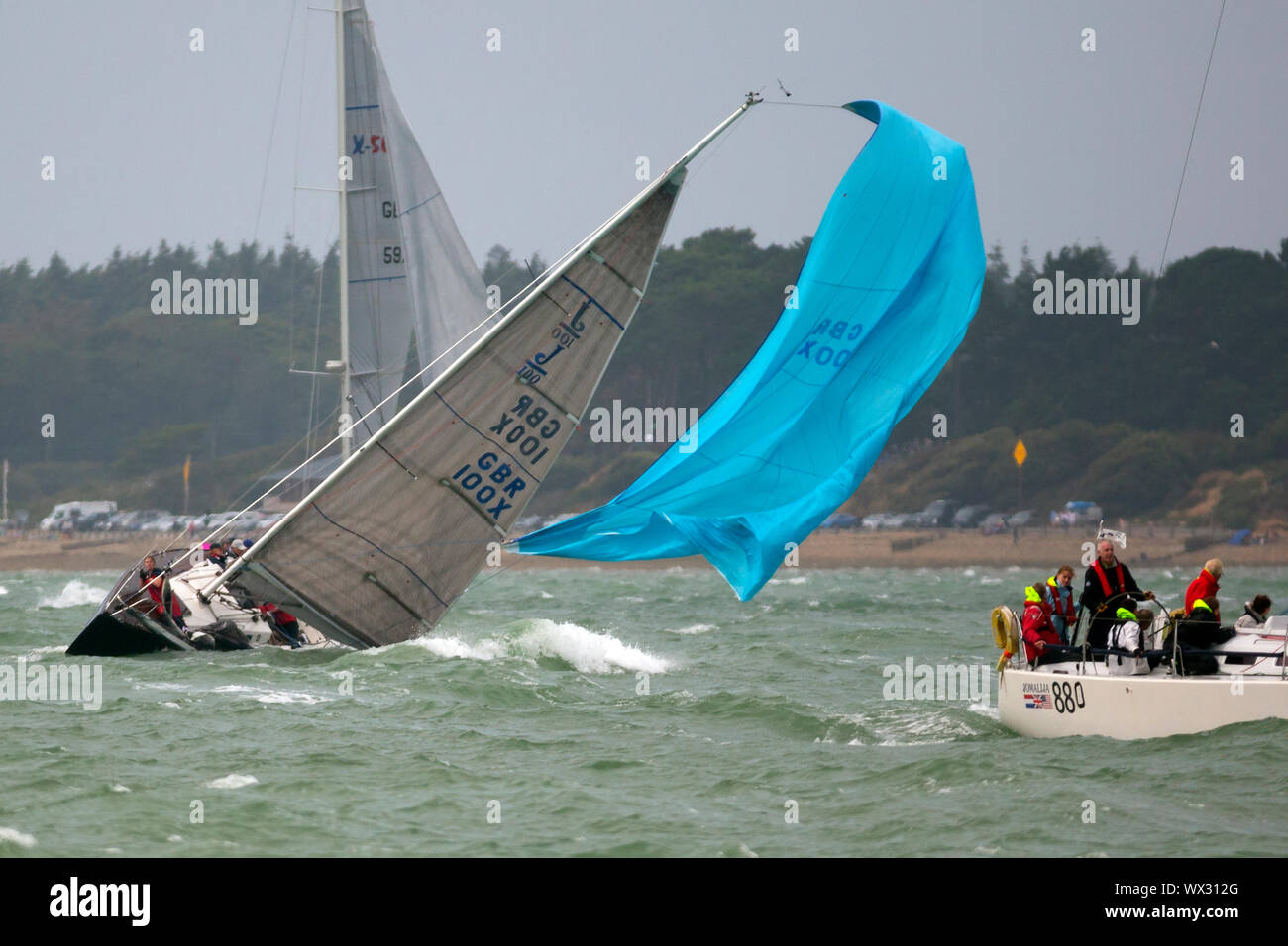 Yacht,brocciatura, broach,knock,dow,gale,vento,ventoso,Cowes Week, Cowes, Isle of Wight, England, Regno Unito Foto Stock