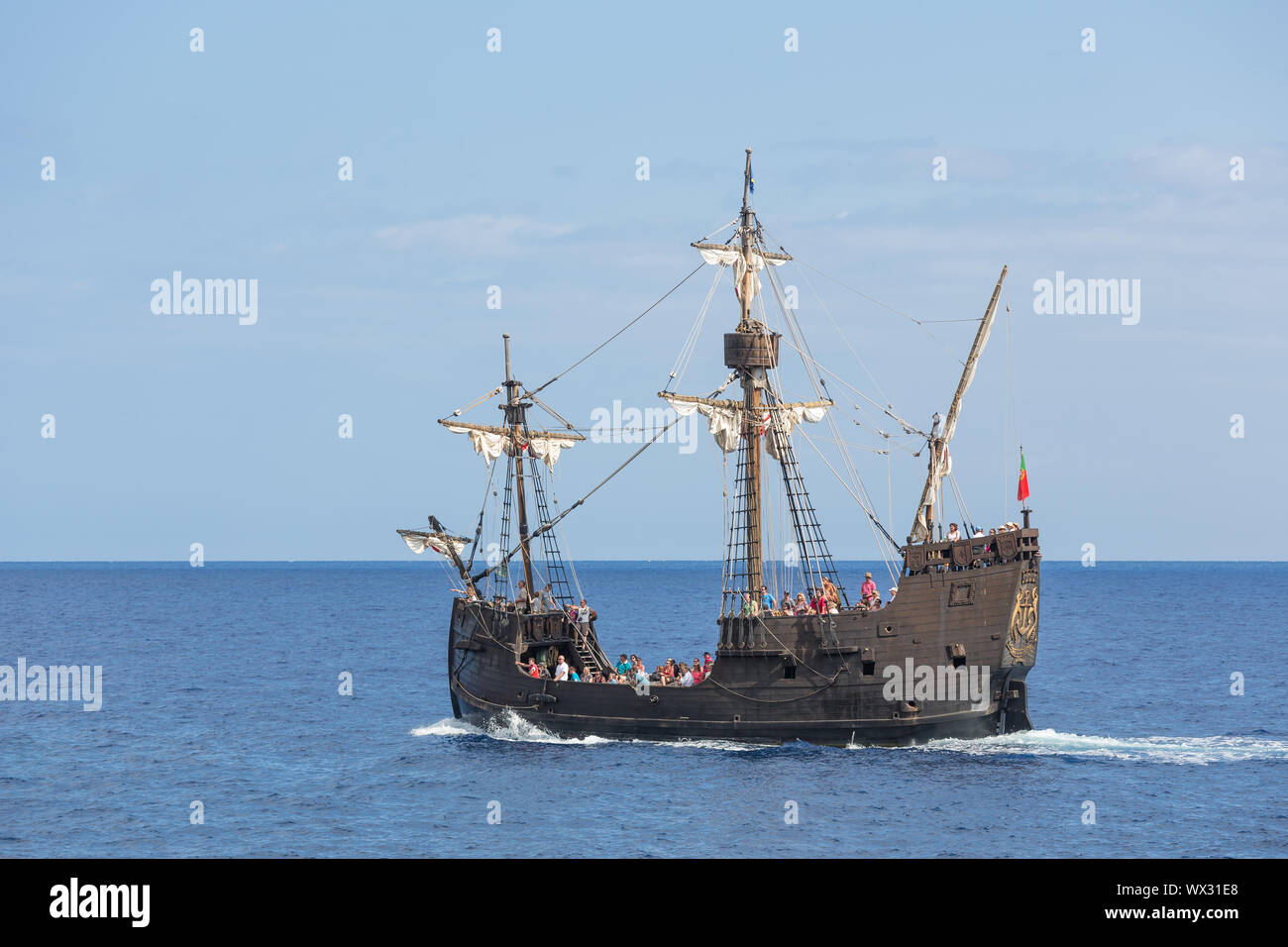 I turisti facendo una crociera con una replica della nave Santa Maria presso l'isola di Madeira Foto Stock