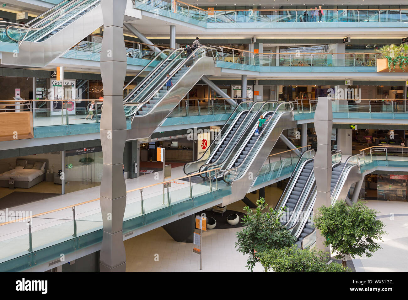 People shopping in una grande coperta olandese shopping mall Foto Stock