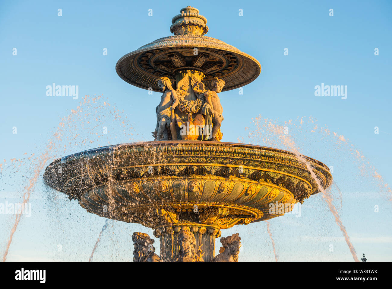 La fontana sulla Place de la Concorde a Parigi Foto Stock