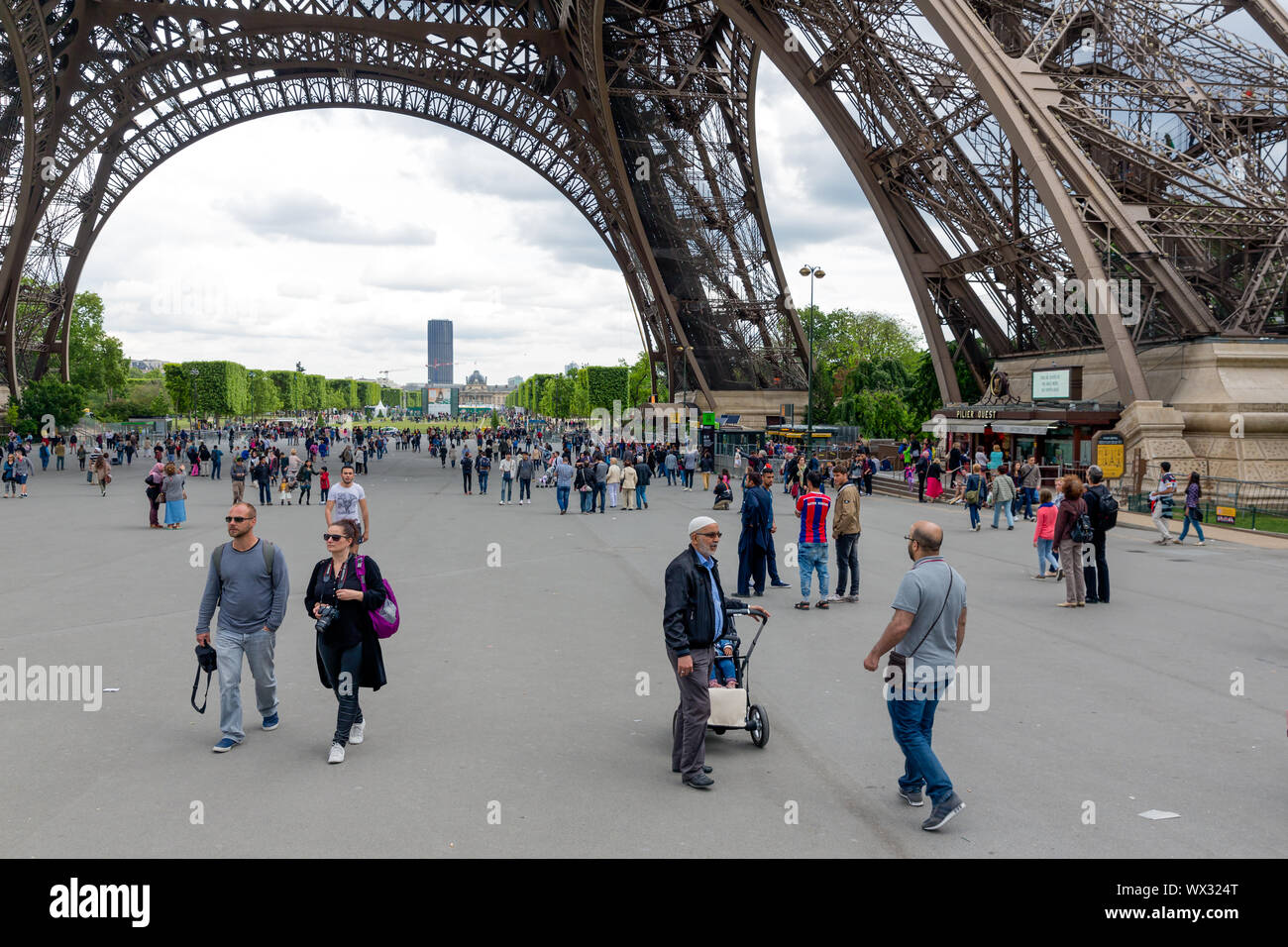 I turisti nei pressi della Torre Eiffel, la principale attrazione di Parigi Foto Stock