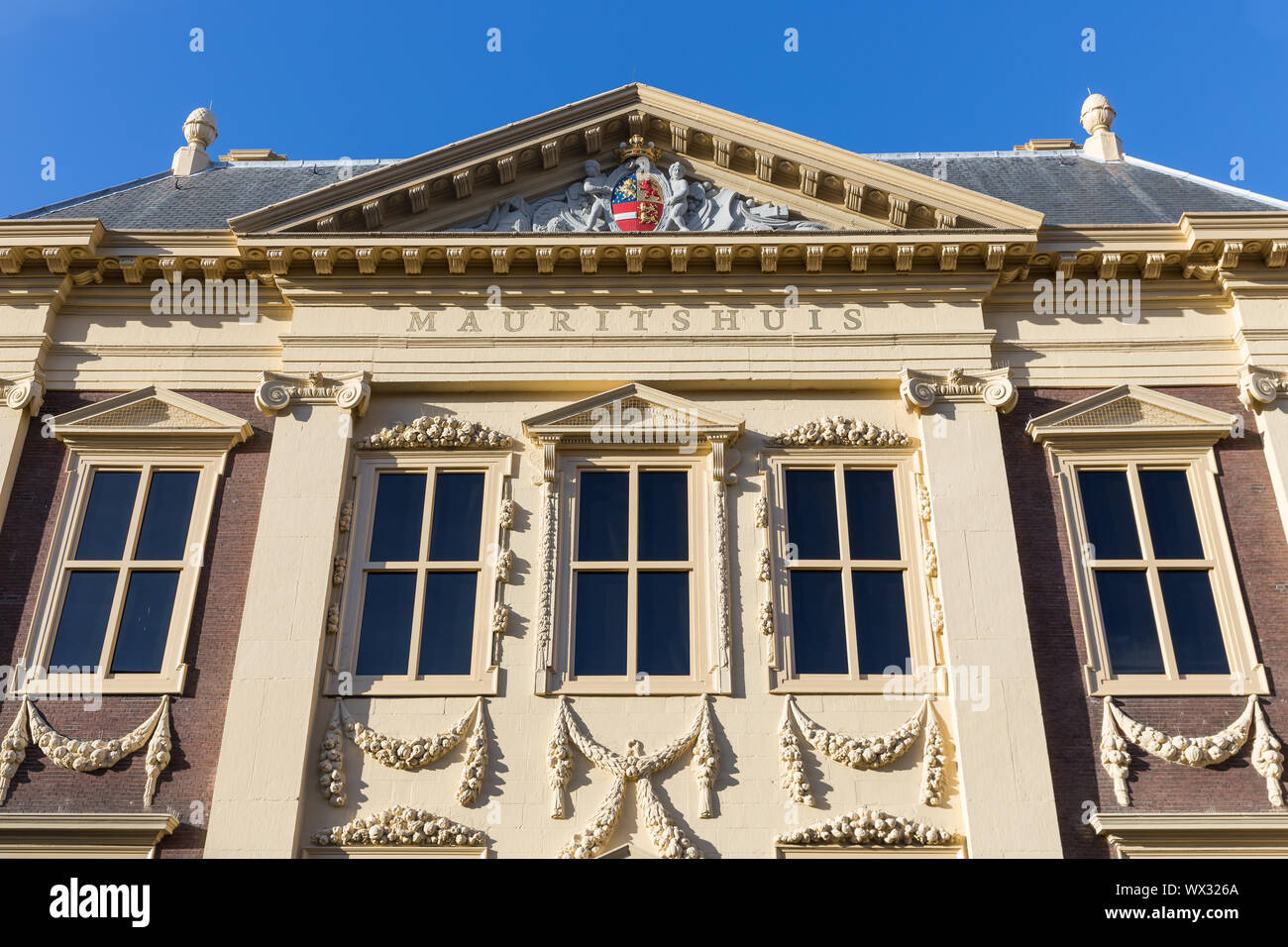 Facciata olandese famoso museo Mauritshuis a L'Aia, Paesi Bassi Foto Stock