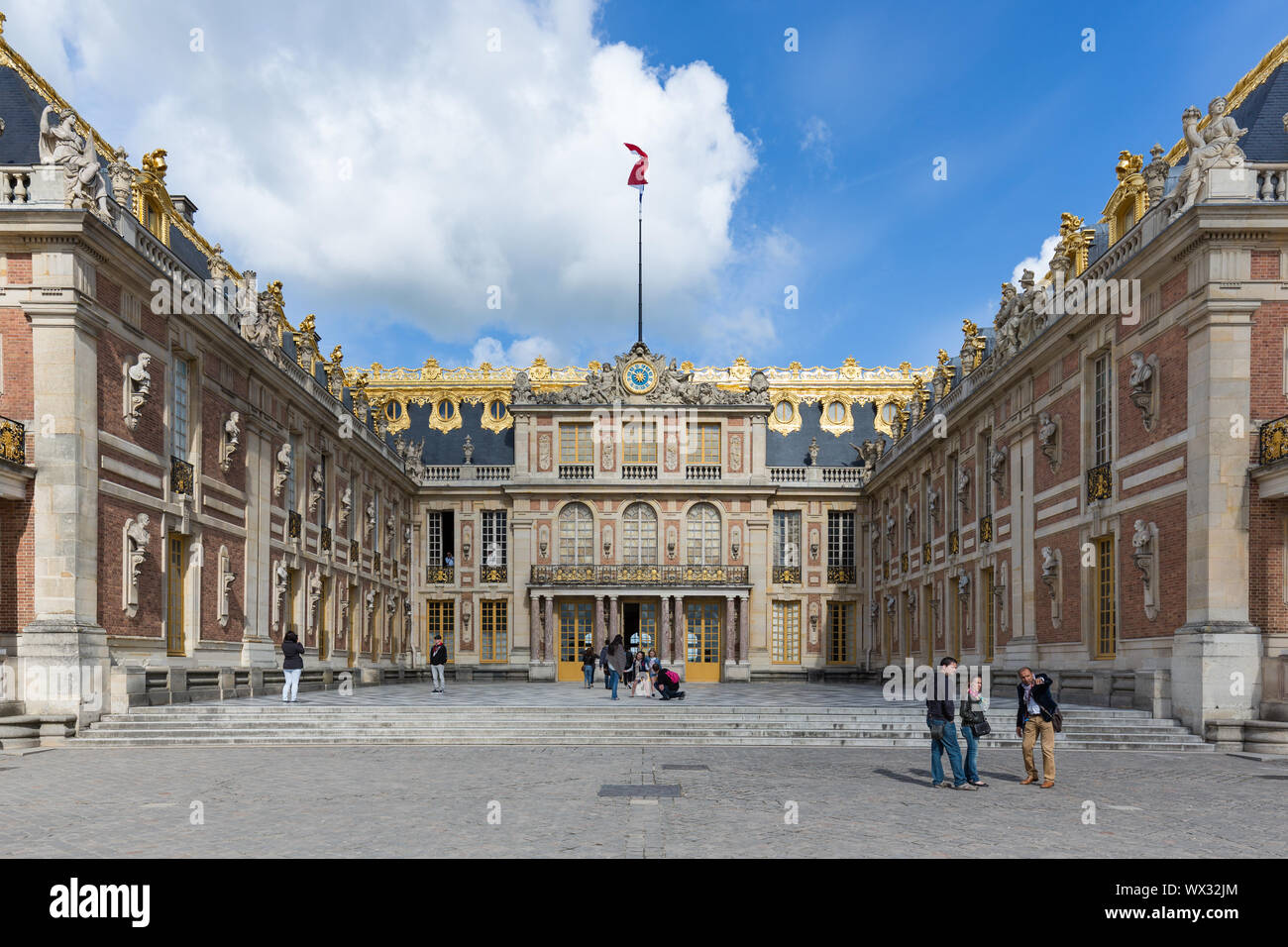 I visitatori a piedi al courtyard Palace Versailles vicino a Parigi, Francia Foto Stock