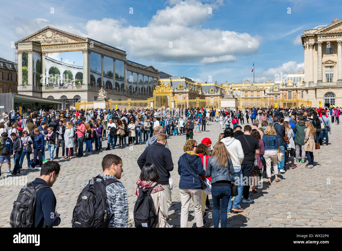 I visitatori in attesa in lunghe code per visitare il Palazzo di Versailles, Parigi, Francia Foto Stock