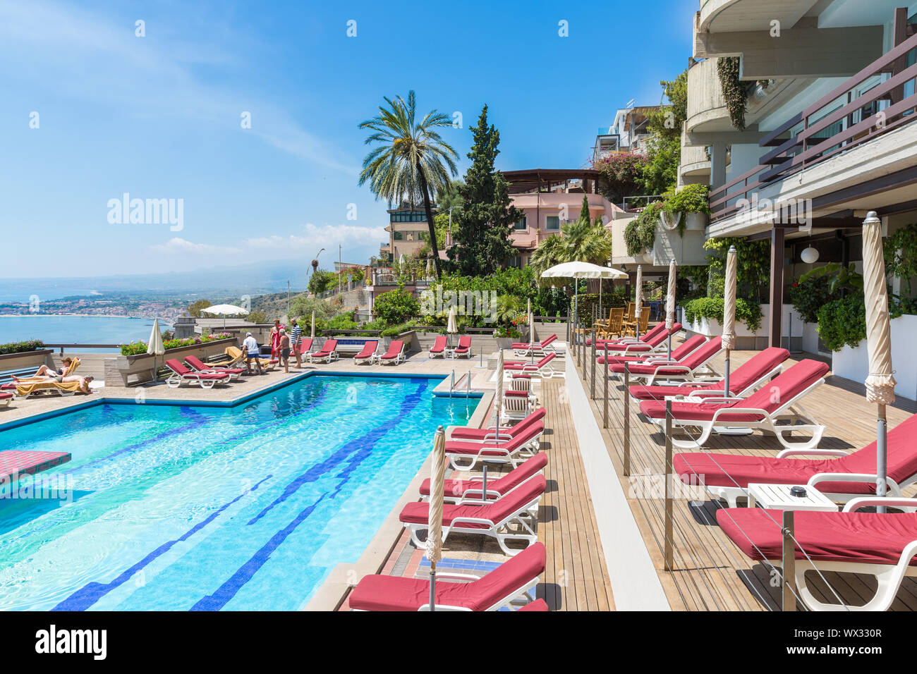 Hotel piscina Taormina con vista sul litorale siciliano Foto Stock