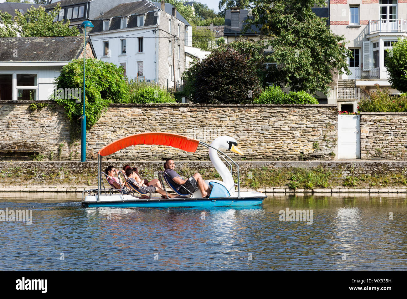 Fiume Semois con la famiglia rilassante in pedalò in brodo belga Foto Stock