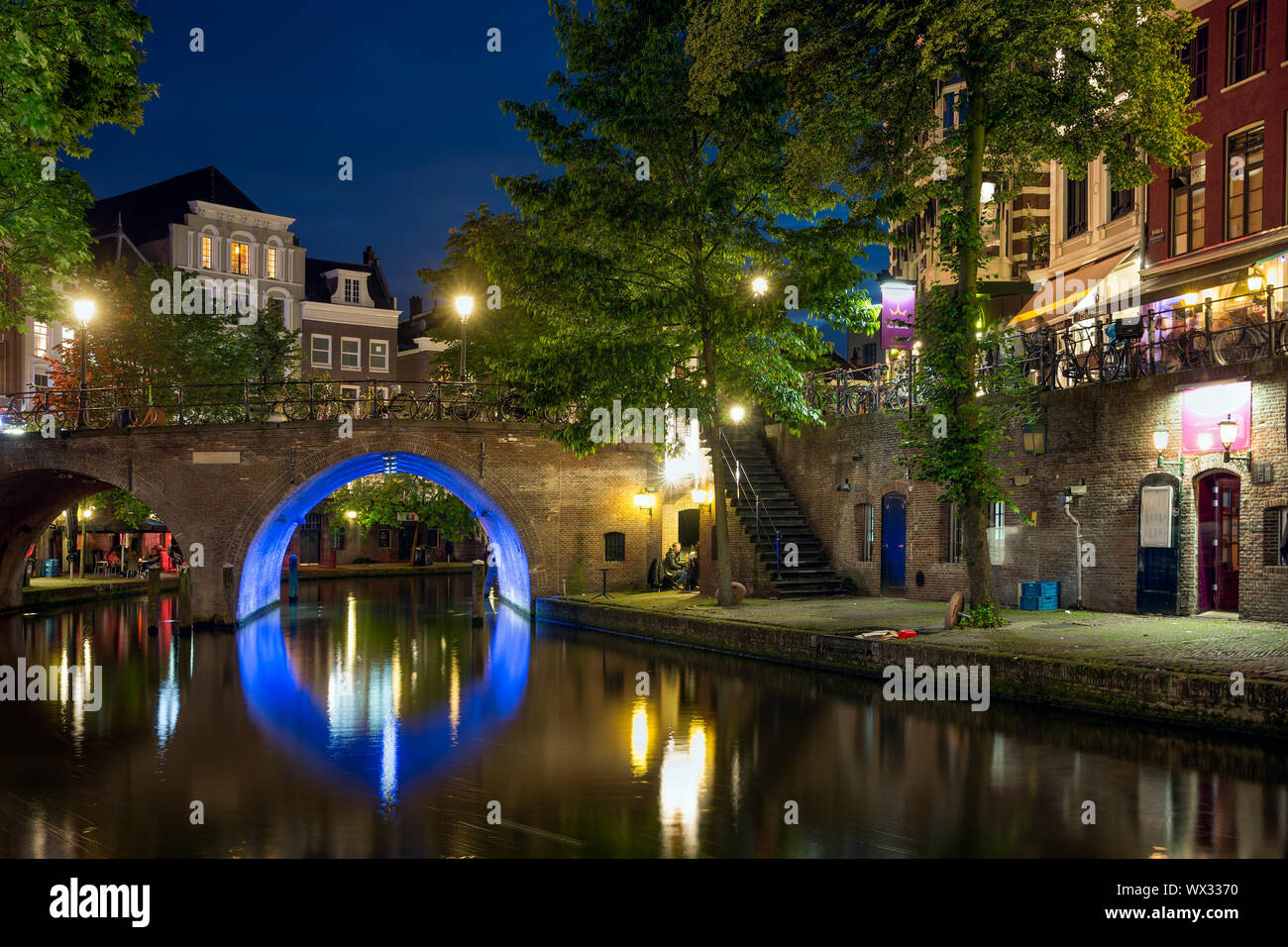 Illuminata Oudegracht canal a Utrecht, Paesi Bassi Foto Stock