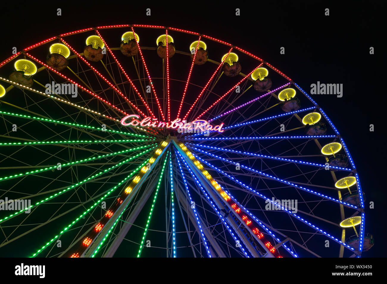 Mercato di Natale illuminato con ruota panoramica Ferris a Duisburg, Germania Foto Stock