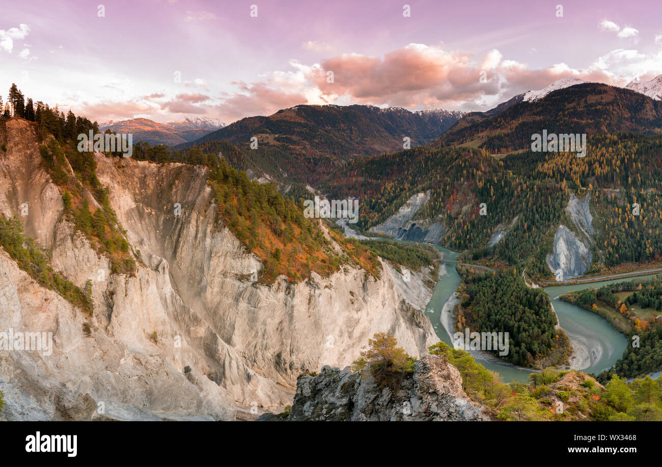 Il tramonto del Ruinaulta Gorge nella Valle del Reno della Svizzera su un tardo autunno il giorno Foto Stock