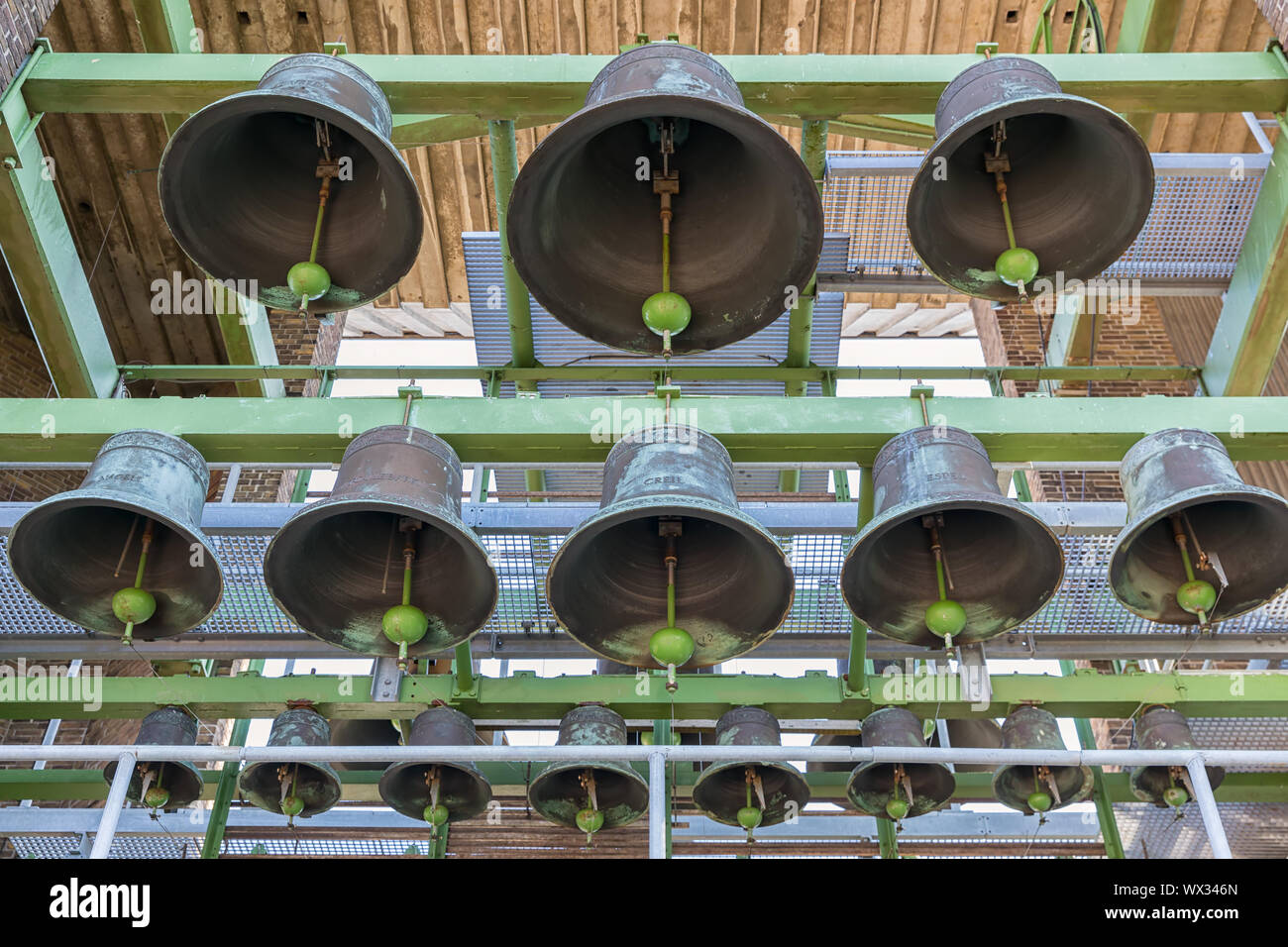 Le campane del Carillon della torre del villaggio olandese di Emmeloord Foto Stock